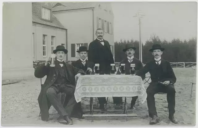 Rok 1913. Mężczyźni pijący piwo browaru Stern na tarasie restauracji Waldkater, obecnie Leśny Kot w Lasku Północnym.