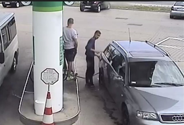 Poszukiwani sprawcy kradzieży paliwa na stacji w Nowej Wsi na zdjęciu z monitoringu
