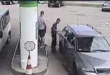 Gmina Kęty. Policjanci poszukują sprawców kradzieży paliwa na stacji w Nowej Wsi. Rozpoznajesz tych mężczyzn? Powiadom Policję.