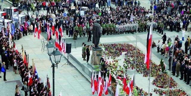 Pod pomnikiem marszałka Józefa Piłsudskiego skończyły się oba wczorajsze pochody &#8211; Marsz Katyński i Marsz Pamięci.