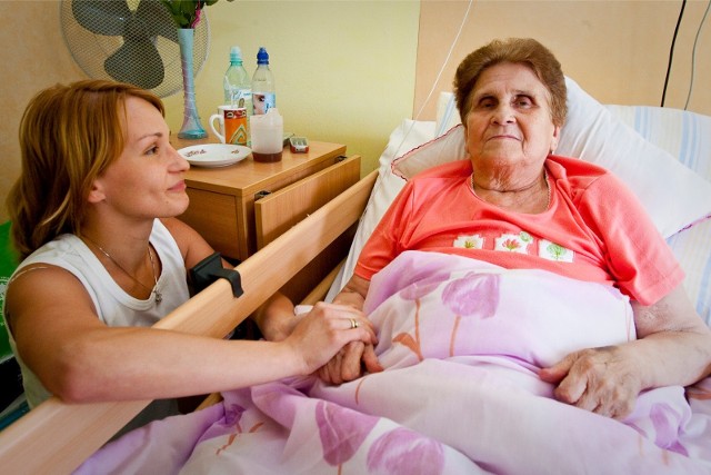 Zdrowi seniorzy mają w Krakowie liczne kluby i akademie. Z pomocą dla chorych osób starszych nie jest już tak kolorowo