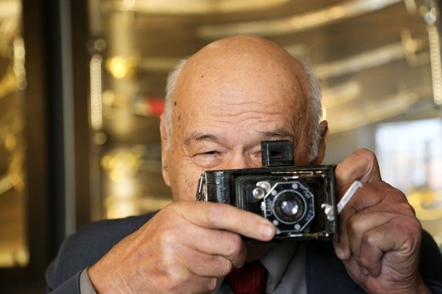 Walenty Jabłoński przekazał do muzeum swój unikatowy amerykański aparat fotograficzny i zegarek na rękę