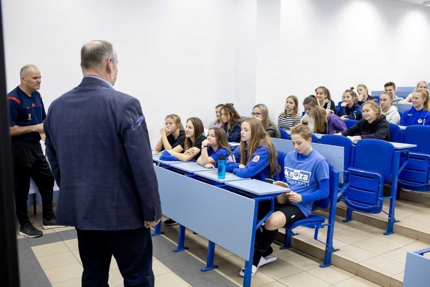 26 dziewcząt na kursie sędziowskim w Łodzi (ZDJĘCIA)