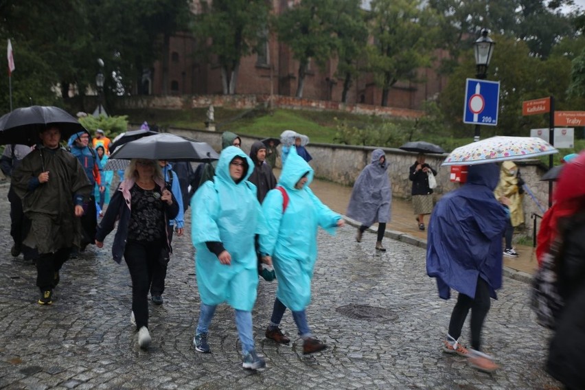 Pielgrzymka z Sandomierzu do Sulisławic. Ponad 100 osób szło w deszczu [ZDJĘCIA]