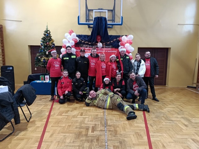 Druhowie ze straży w Orońsku pomogli wolontariuszom w rozwożeniu paczek do darczyńców.