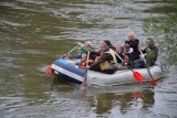 Sezon spływów kajakowych na Odrze rozpoczęty ZDJĘCIA Meandrami Odry popłynęli kajakarze z Polski i Czech