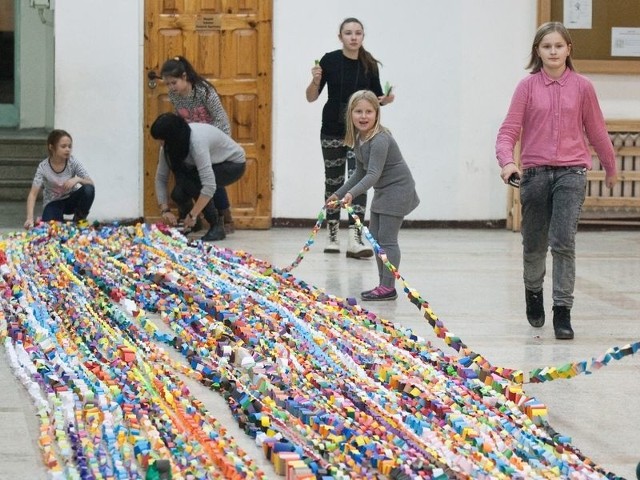 Uczniowie słupskiej Szkoły Podstawowej numer 8 stworzyli łańcuch o długości niemal dwóch kilometrów. 