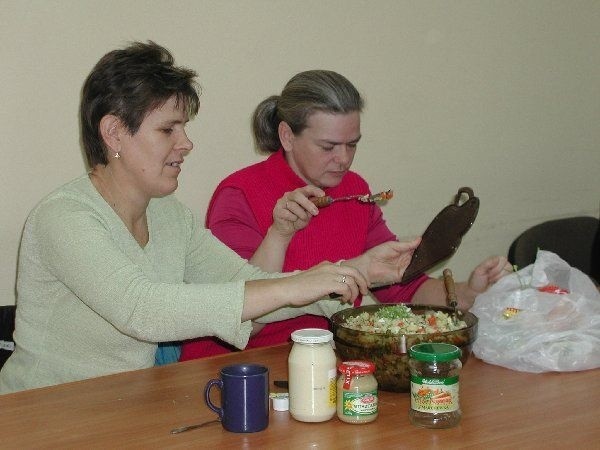 Panie uczestniczą m.in. w zajęciach  kulinarnych. Na zdjęciu: Alicja Pukaczewska i  Wiesława Szara.