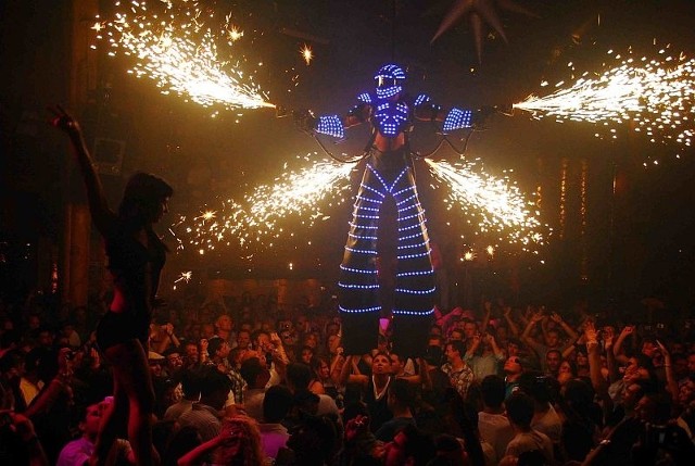 Kryoman, czyli tancerz - robot, wykona wielkie show podczas imprezy w Krzeszowie.