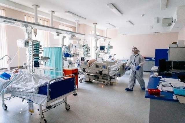 Obecnie chorzy na Covid-19 korzystają z blisko 33 tys. łóżek szpitalnych w całej Polsce na ponad 45 tys. przeznaczonych dla nich miejsc. 3 425 z nich korzysta z respiratorów.