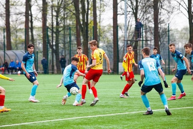 Świetny mecz zagrali piłkarze Korony Kielce w meczu 26. kolejki Centralnej Ligi Juniorów U-18. Na wyjeździe wygrali z Hutnikiem Kraków 5:1. Hutnik Kraków - Korona Kielce 1:5 (0:2)Bramki: 0:1 Walkowiak 7, 0:2 Kiełb 27, 0:3 Majewski 55, 0:4 Strzeboński 59, 1:4 Wróbel 79, 1:5 Przybysławski 89.Korona: Mamla - Kiełb, Dela (70’ Markiewicz), Świecarz (65’ Świecarz), Płocica, Strzeboński, Słabosz (65’ Kaczmarski), Cukrowski, Zwoźny, Walkowiak (70’ Kośmider), Majewski.- Praktycznie przez całe spotkanie kontrolowaliśmy przebieg wydarzeń boiskowych. Dzięki trafieniu Walkowiaka w 7. minucie meczu mogliśmy w dalszym ciągu grać swoją piłkę. 20 minut później strzeliliśmy drugiego gola. Jeszcze przed przerwą mogliśmy podwyższyć na 0:3, jednak świetnej sytuacji nie wykorzystał Majewski. W drugiej odsłonie w dalszym ciągu kontrolowaliśmy to, co działo się na boisku. Dołożyliśmy jeszcze trzy bramki, ale tak naprawdę mieliśmy jeszcze więcej okazji. Honorowe trafienie gospodarze zdobyli za sprawą strzału zza pola karnego. W samo okienko uderzył Wróbel - podsumował trener Michał Gębura dla oficjalnej strony Korony.Podopieczni trenera Michała Gębury odnieśli drugie zwycięstwo z rzędu (tydzień temu wygrywając z liderem Wisłą Kraków w Kielcach). To bardzo ważne punkty w kontekście utrzymania zespołu na tym poziomie rozgrywek. Żółto - czerwoni są w strefie spadkowej. Do rozegrania zostało 7 spotkań. (dor)