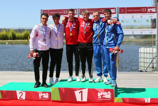 Adrian Kłos (trzeci od lewej) na najwyższym stopniu podium