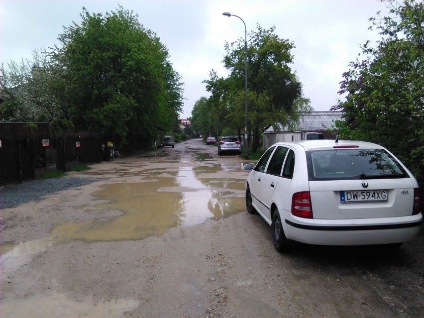 Tak wygląda ulica Świt po deszczu