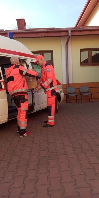 Wolontariusze z sandomierskiej Grupy Ratownictwa PCK rozwieźli środki czystości ratownikom medycznym i pielęgniarkom (ZDJĘCIA) 