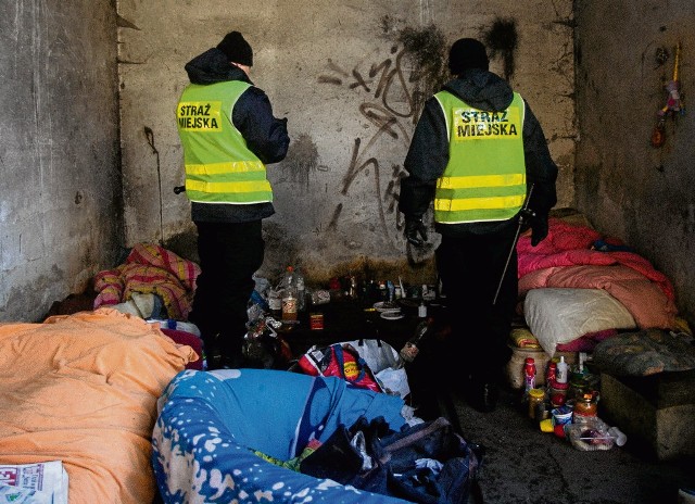 Gdy temperatura na dworze spada poniżej zera, Strażnicy Miejscy patrolują miejsca, gdzie koczują bezdomni
