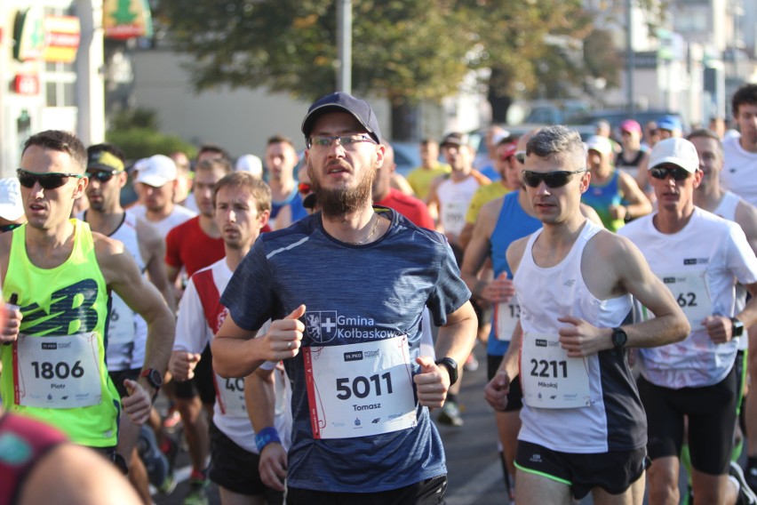 Zdjęcia z maratonu w Poznaniu 2018 - biegacze na pierwszym...