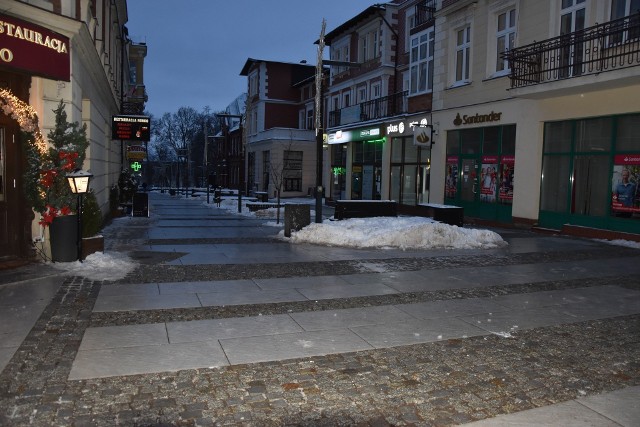 Po zakończeniu Orszaku Trzech Króli, gdy ludzie z trzech kartuskich parafii wysypywali się z kościoła, zrobiliśmy zdjęcie opustoszałego kartuskiego deptaku. Parafianie z odległej kolegiaty wybierali okrężną drogę do domu.