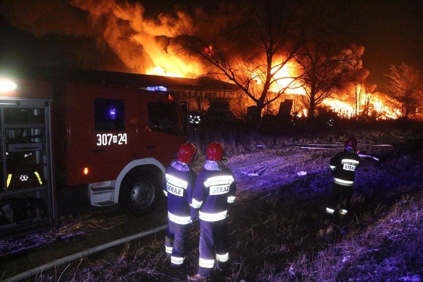 Ogromny pożar na terenie składu materiałów budowlanych MB 03...