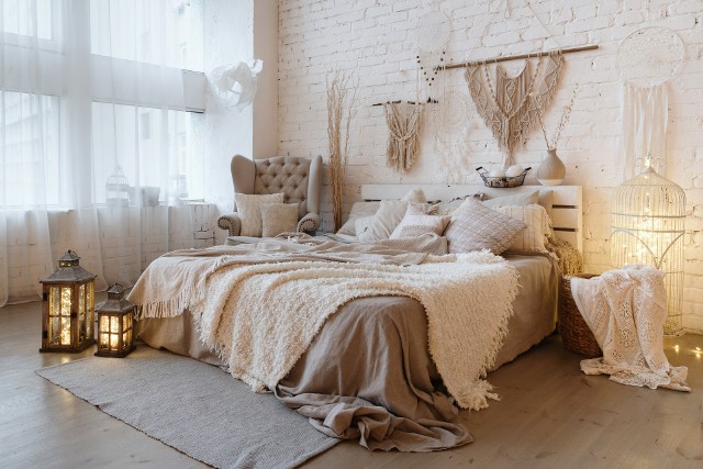 Wygodne łóżko to najważniejszy mebel w domu. Przejdź do kolejnych zdjęć, by zobaczyć modne aranżacje łóżek w sypialni.
