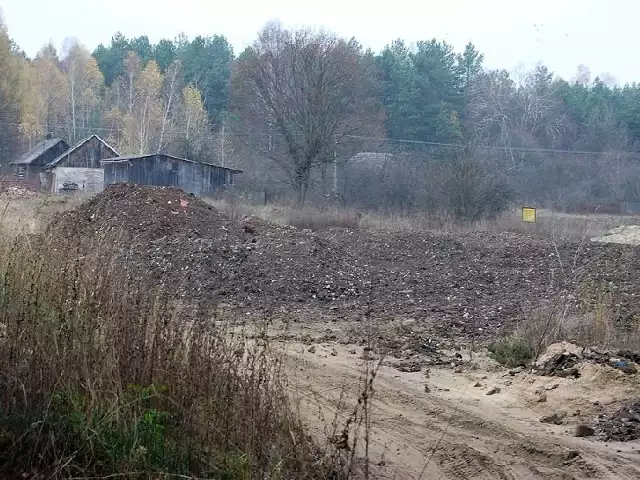 Hałda ziemi zmieszanej według inspektorów ochrony środowiska z Kielc z rozdrobnionymi fragmentami samochodów. Tak rekultywowano wyrobisko po kopalni piachu w Kozłówku w gminie Tarłów w powiecie opatowskim.