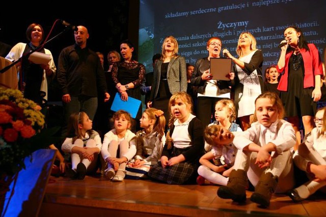 Na jednej scenie uczniowie i nauczyciele, a we wspólnym śpiewie dzieci, dorośli i goście z prezydentem Bydgoszczy na cele - w SP nr 12 tak jest co roku przed świętami, tak też będzie w poniedziałek, 18 grudnia br.