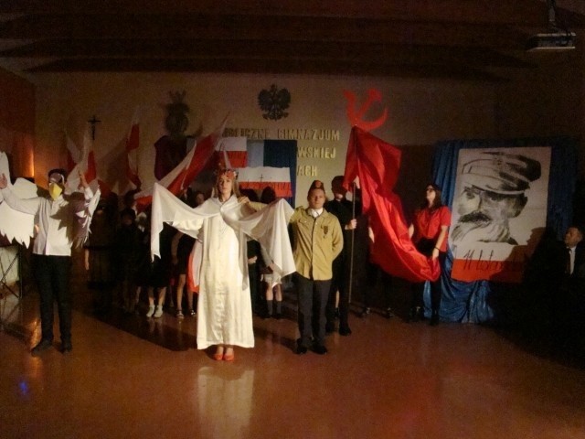 Uczniowie szkoły w Osięcinach przygotowali imponujący spektakl na 100-lecie Niepodległej - pokazali  ważne wydarzenia z naszej historii 