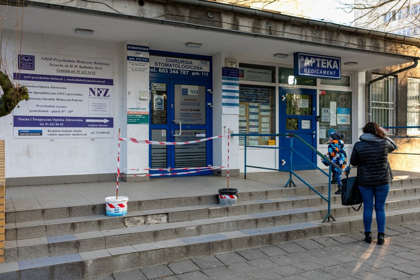 Kolejka do przychodni przy ulicy Kadłubka w Szczecinie stała na dworze w minusowych temperaturach. Brakuje lekarzy...