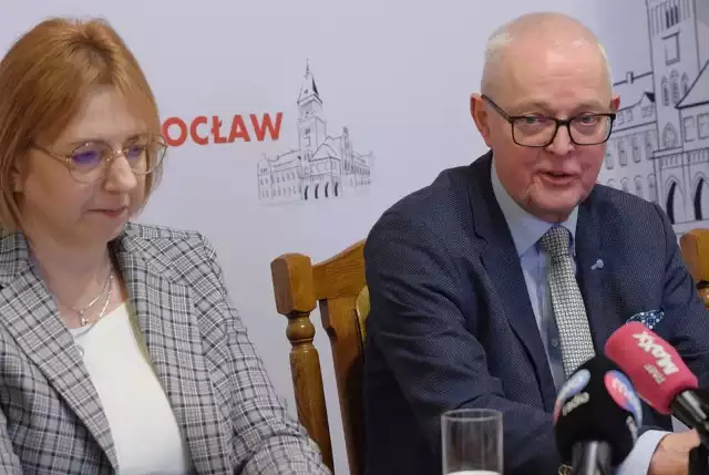 Skarbnik Dorota Rutkowska i Wojciech Piniewski, pełniący funkcje prezydenta, przedstawiają projekt budżetu Inowrocławia na 2024 rok.