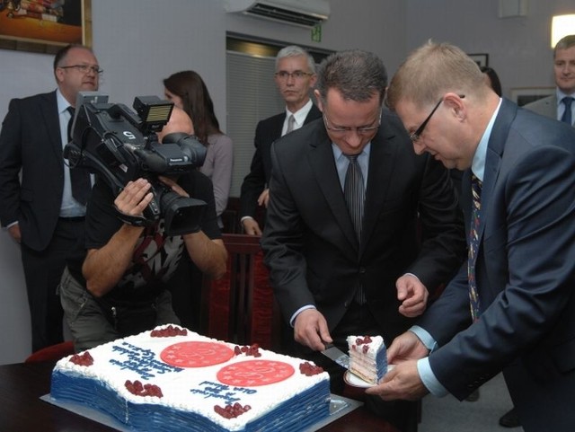 Z okazji wydania 200 i 201 pozwolenia na budowę w KSSSE przygotowano nawet wielki tort. Pokroili go prezes strefy Artur Malec (z lewej) i jego zastępca Roman Dziduch.fot. Jakub Pikulik
