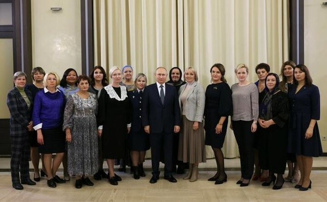 Zdaniem wielu kobiet, Putin rozmawiał niedawno z grupą urzędniczek udających bliskich żołnierzy.