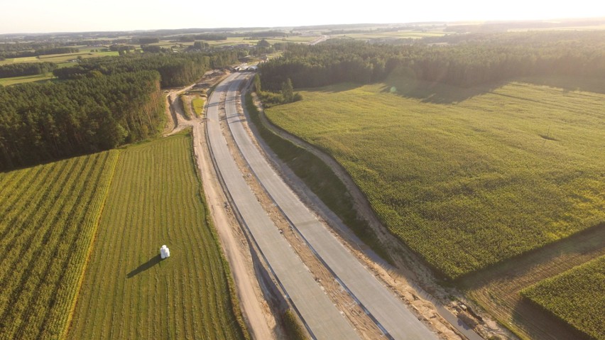 Zdjęcie ilustrujące budowę drogi ekspresowej S61 na polskim...