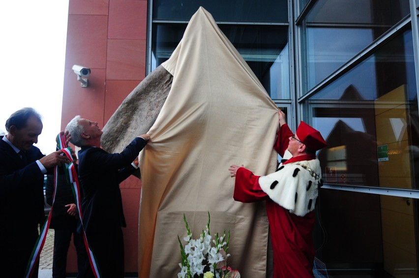 W Krakowie stanął nowy pomnik Jana Pawła II - dar od Węgrów [ZDJĘCIA]