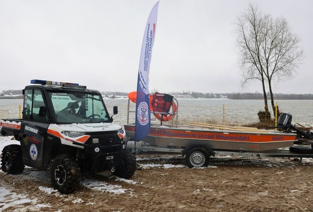 Nowy sprzęt ratowniczy – dwie łodzie i pojazd, pomoże w akcjach między innymi na zalewie w Domaniowie pod Radomiem.