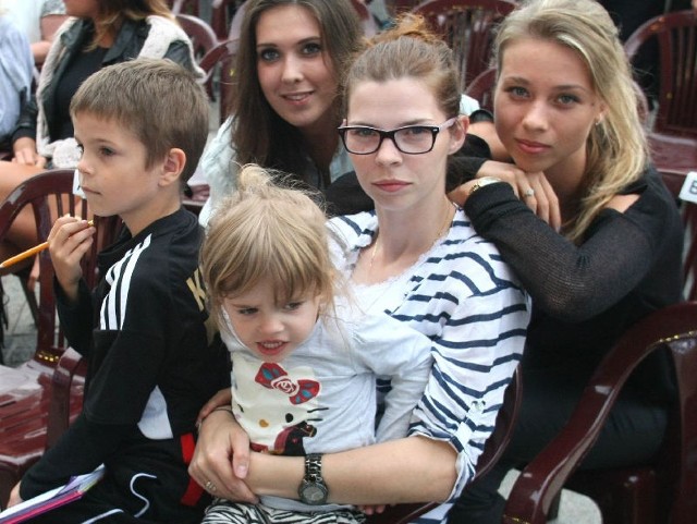 Na prezentacji Korony była Malwina Kuzera (na pierwszym planie), żona Kamila, z dziećmi Nikodemem i Antosią. Z prawej Sylwia - narzeczona Kamila Sylwestrzaka, z lewej Martyna - dziewczyna Krzysztofa Kiercza. 