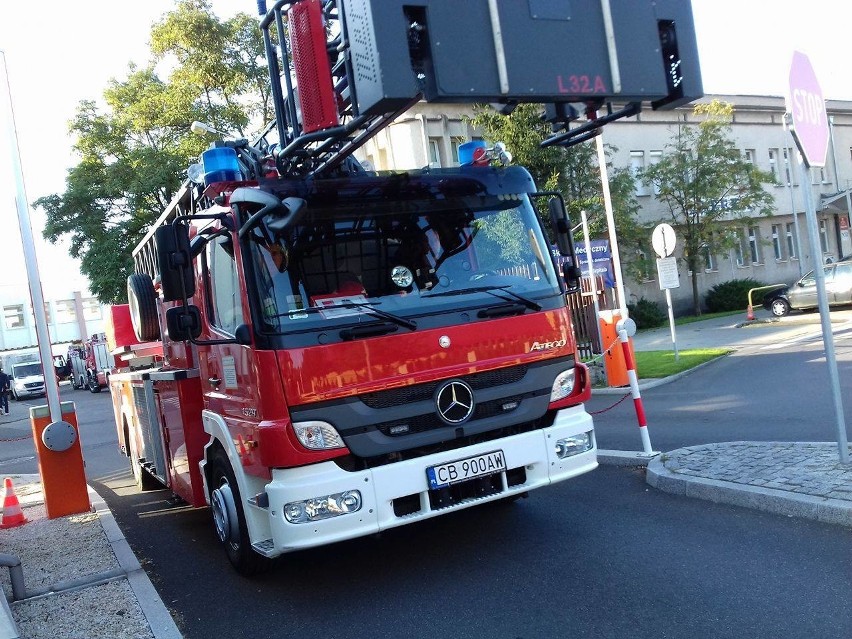 Akcja służb ratunkowych przed Kauflandem w Bydgoszczy. Nastolatka na dachu parkingu