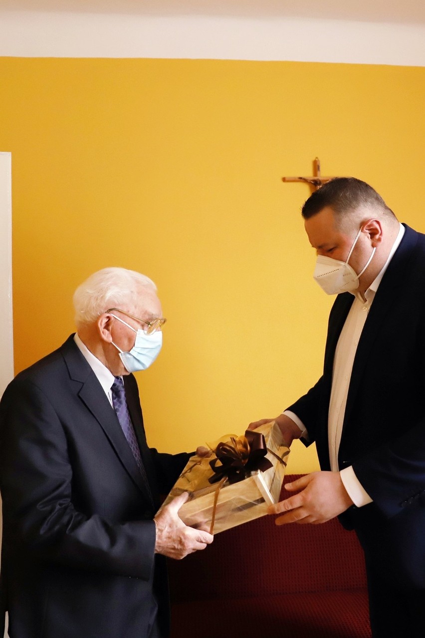 Ostrołęka. Prezydent Łukasz Kulik z wizytą u stulatka. Wręczył list gratulacyjny oraz złożył życzenia