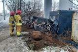 Wypadek pod Gądowianką we Wrocławiu. BMW wypadło z jezdni i zatrzymało się na barakach budowlanych