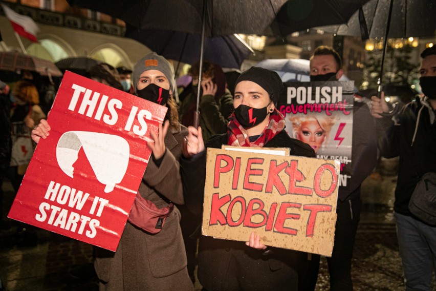 Strajk Kobiet w Krakowie. Manifestacje odbywały się w wielu punktach miasta [ZDJĘCIA]