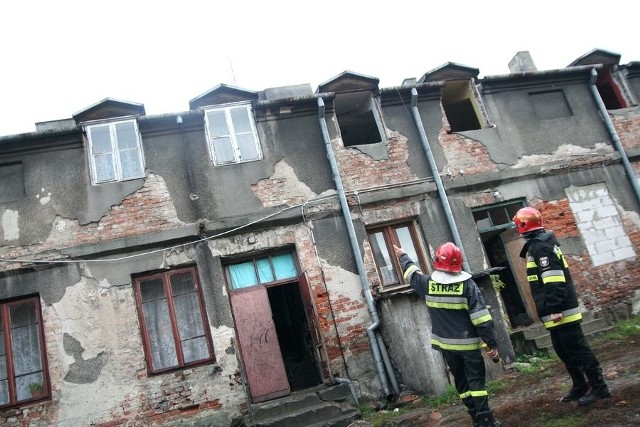 Strop dachu spadł na głowę mieszkanki ul. Tumskiej we Włocławku. Kobieta trafiła do szpitala