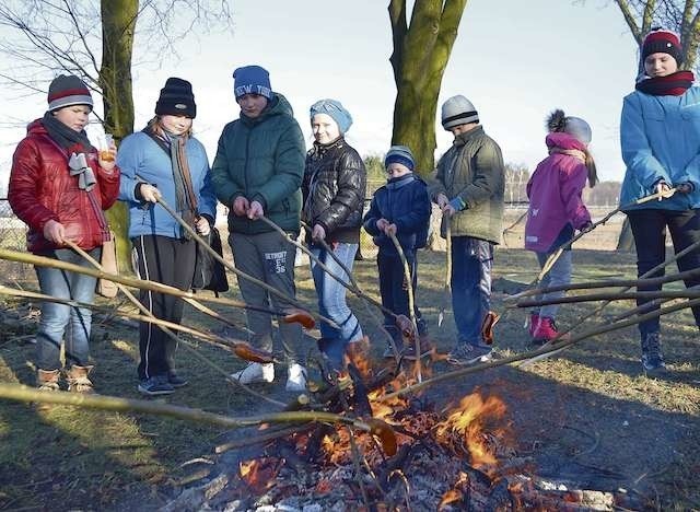 Kiełbaski z ogniska mają niepowtarzalny smak, samo pieczenie jest już nie lada atrakcją