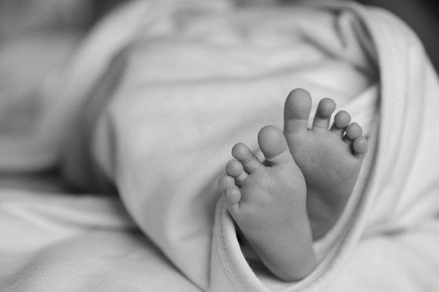 Szczegóły śmierci noworodka w Inowrocławiu są szokujące: dziecko udusiło się, spało w łóżku z pijanymi rodzicami.