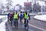 Grupa rowerzystów brnęła przez zaśnieżony Wrocław. O co chodzi?