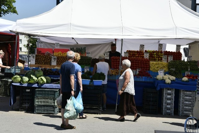 Spadają ceny owoców i warzyw na kieleckich bazarach. W piątek 18 czerwca notujemy kolejny spadek cen sezonowych owoców i warzyw - ogórków, pomidorów, kapusty, czereśni czy truskawek.   Zobaczcie na kolejnych slajdach ceny owoców i warzyw w piątek 18 czerwca