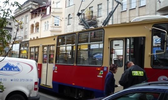 Ruch na ulicy Gdańskiej w Bydgoszczy zatamował źle zaparkowany samochód
