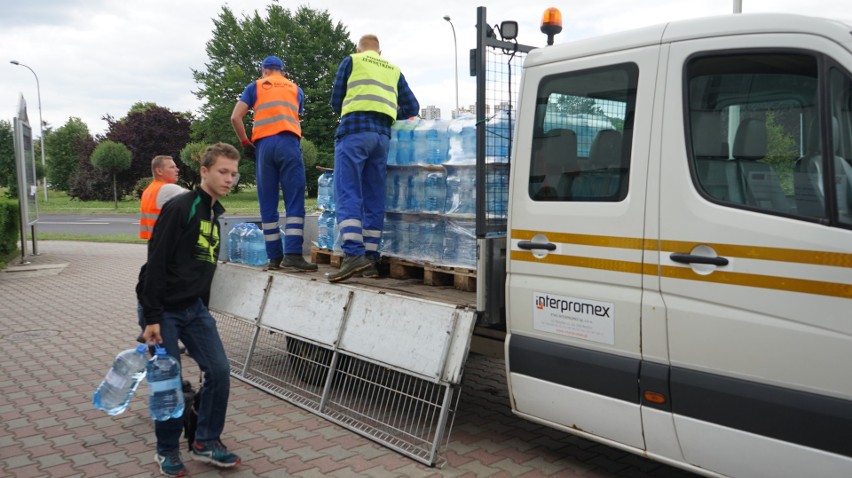 W mieście rotacyjnie jeżdżą beczkowozy, które dostarczają...