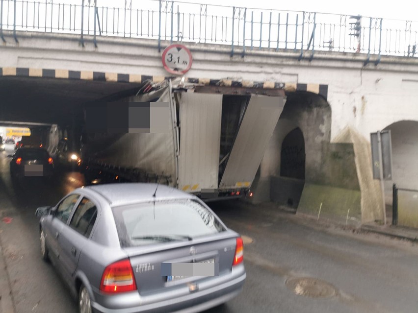 Samochód ciężarowy utknął pod wiaduktem przy ulicy Szczecińskiej w Koszalinie [ZDJĘCIA]