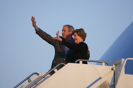 Prezydent George W. Bush oraz Pierwsza Dama Laura Bush...