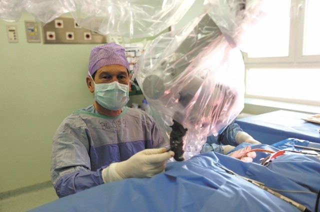 Prof. Marek Rogowski podczas wykonywania operacji laryngologicznej 