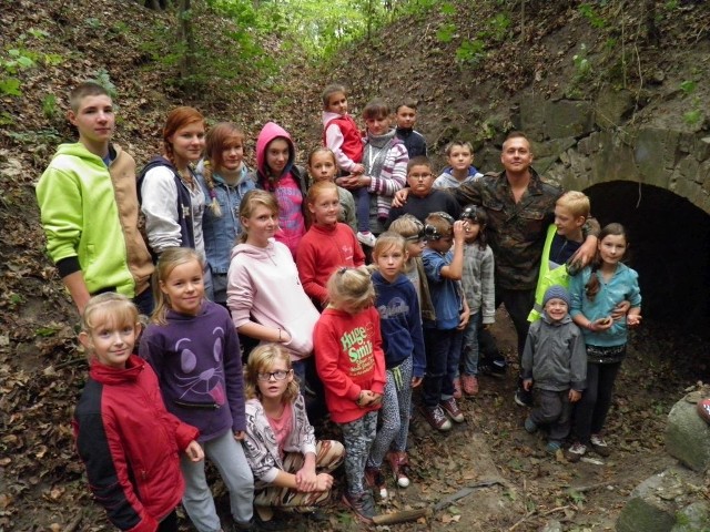 Młodzież i dzieci chętnie szukali skrytek ukrytych między innymi w lasach