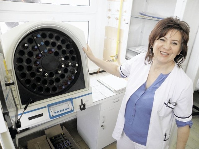 Alina Olewicz, szefowa Pracowni Diagnostyki Mikrobiologicznej w żnińskim szpitalu, przy aparacie do analizy krwi na posiew pod kątem obecności drobnoustrojów